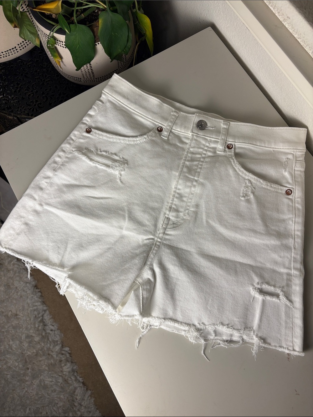 Express White Distressed Hise Rise Mom Denim Jean Shorts size 4
